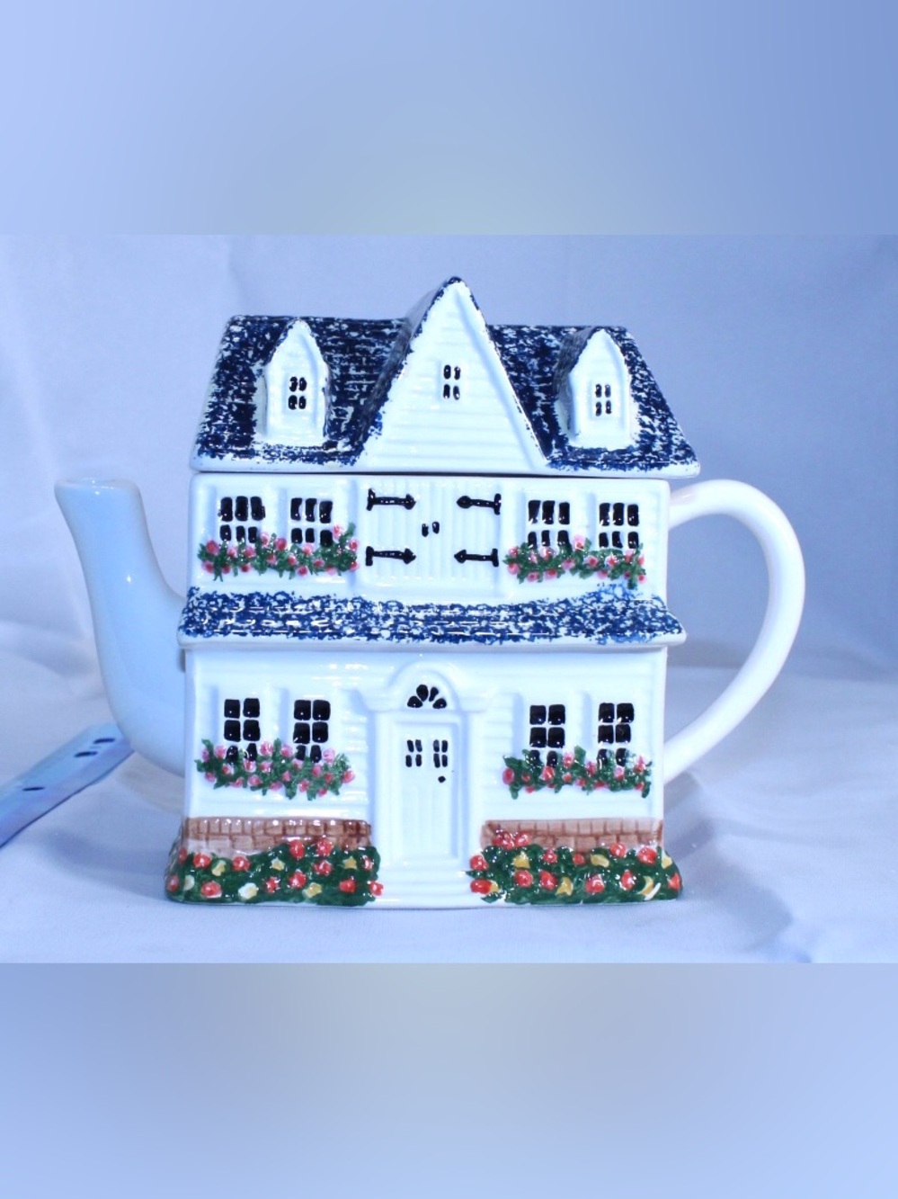 Preferred Stock Kitchenware Ceramic House Teapot with Matching Lid